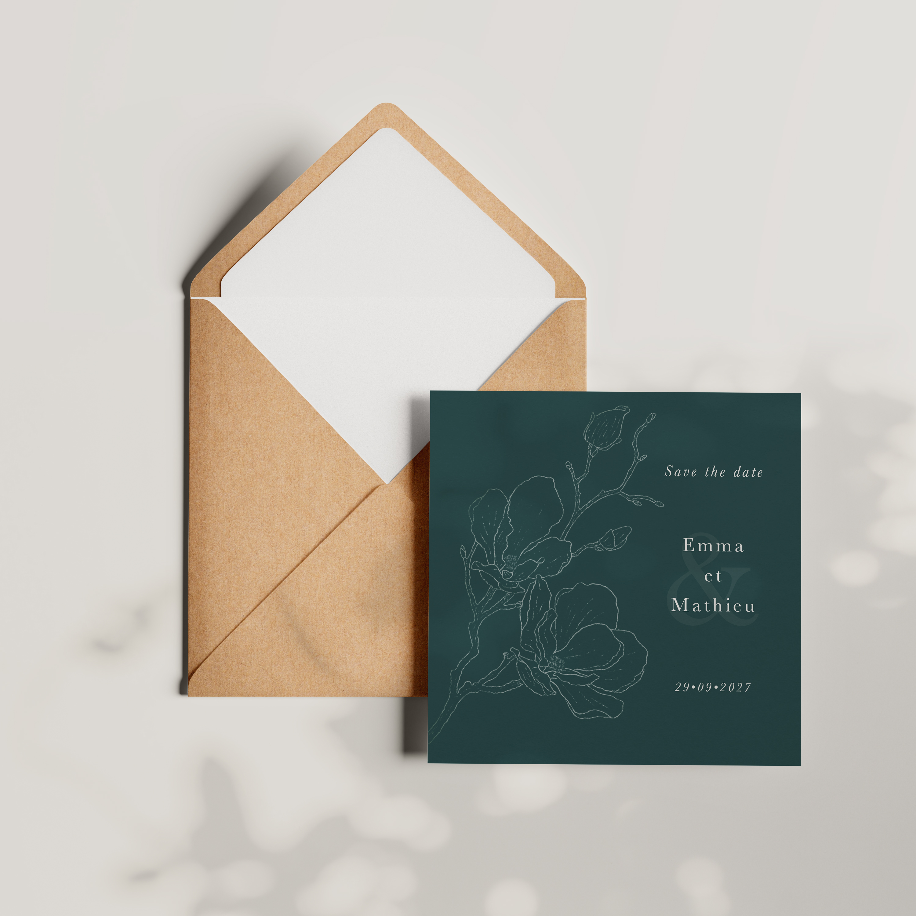 Outline Flower - Découvrez notre carte d'invitation digitale au format carré. Sur un fond vert émeraude, elle arbore des fleurs finement dessinées en relief, conférant une élégance discrète. Alliant simplicité et raffinement, cette carte est idéale pour toutes vos célébrations distinguées.