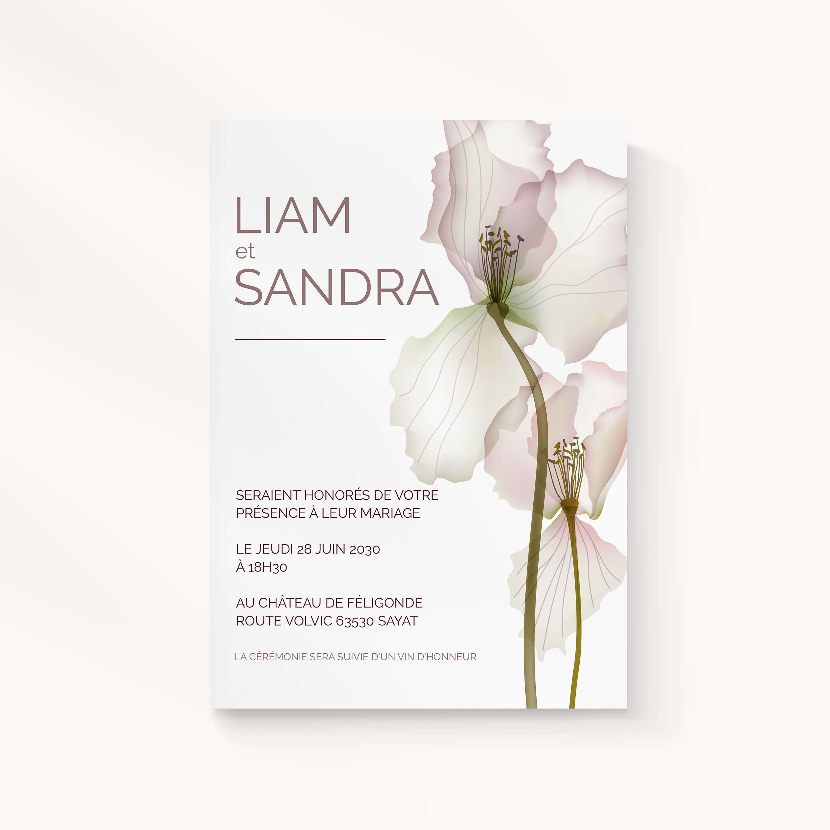 White Elegance - Invitez avec modernité grâce à notre invitation mariage exclusive. Fond clair et fleur parme en transparence pour un effet vaporeux. Idéale pour un mariage contemporain, cette invitation allie tendance et élégance, capturant l'essence d'un moment inoubliable. Parfaite pour annoncer votre union avec style et finesse