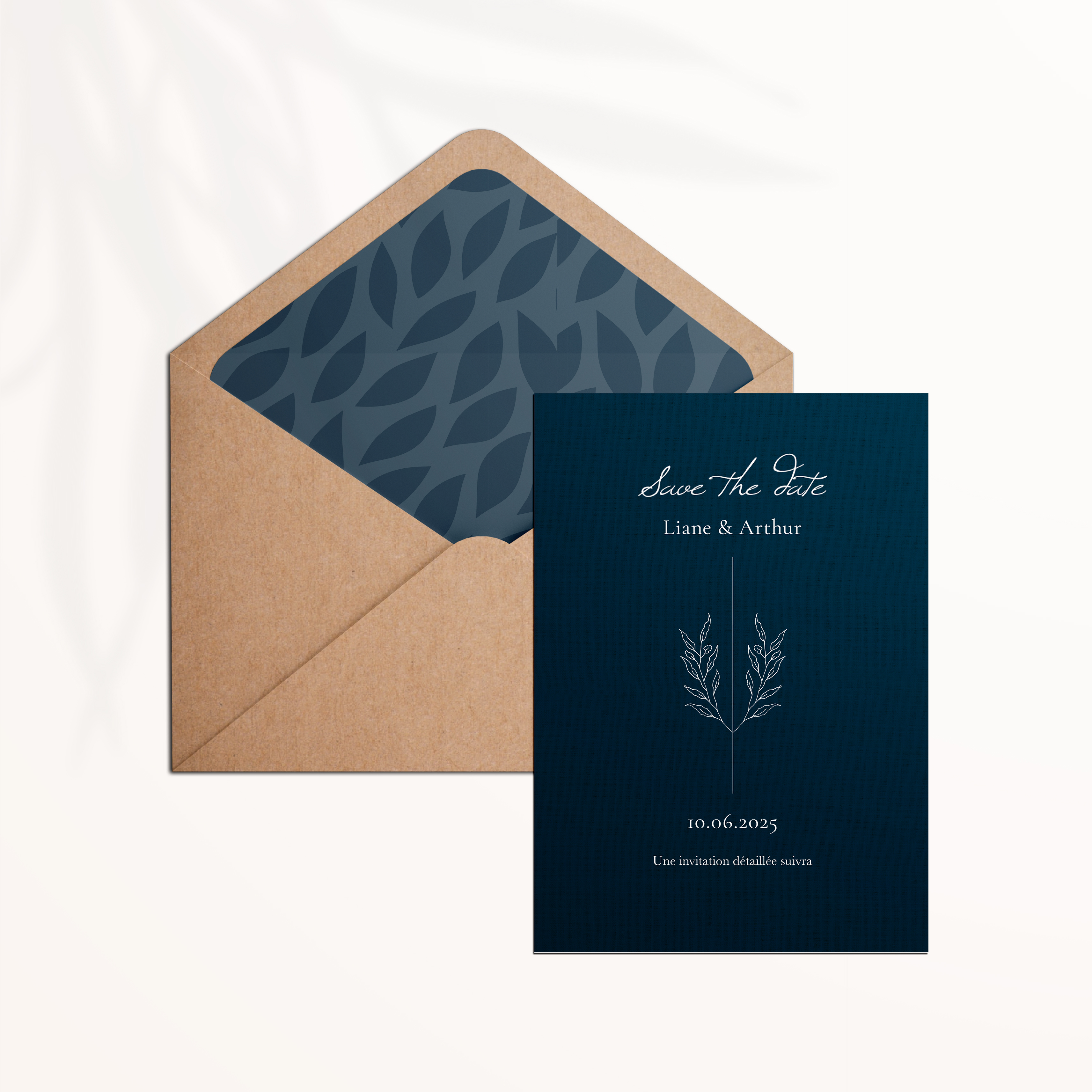 Lin Bleu Save The Date - Soyez les premiers à annoncer la bonne nouvelle à vos proches avec une carte à la fois élégante et sobre pour vos invitations.