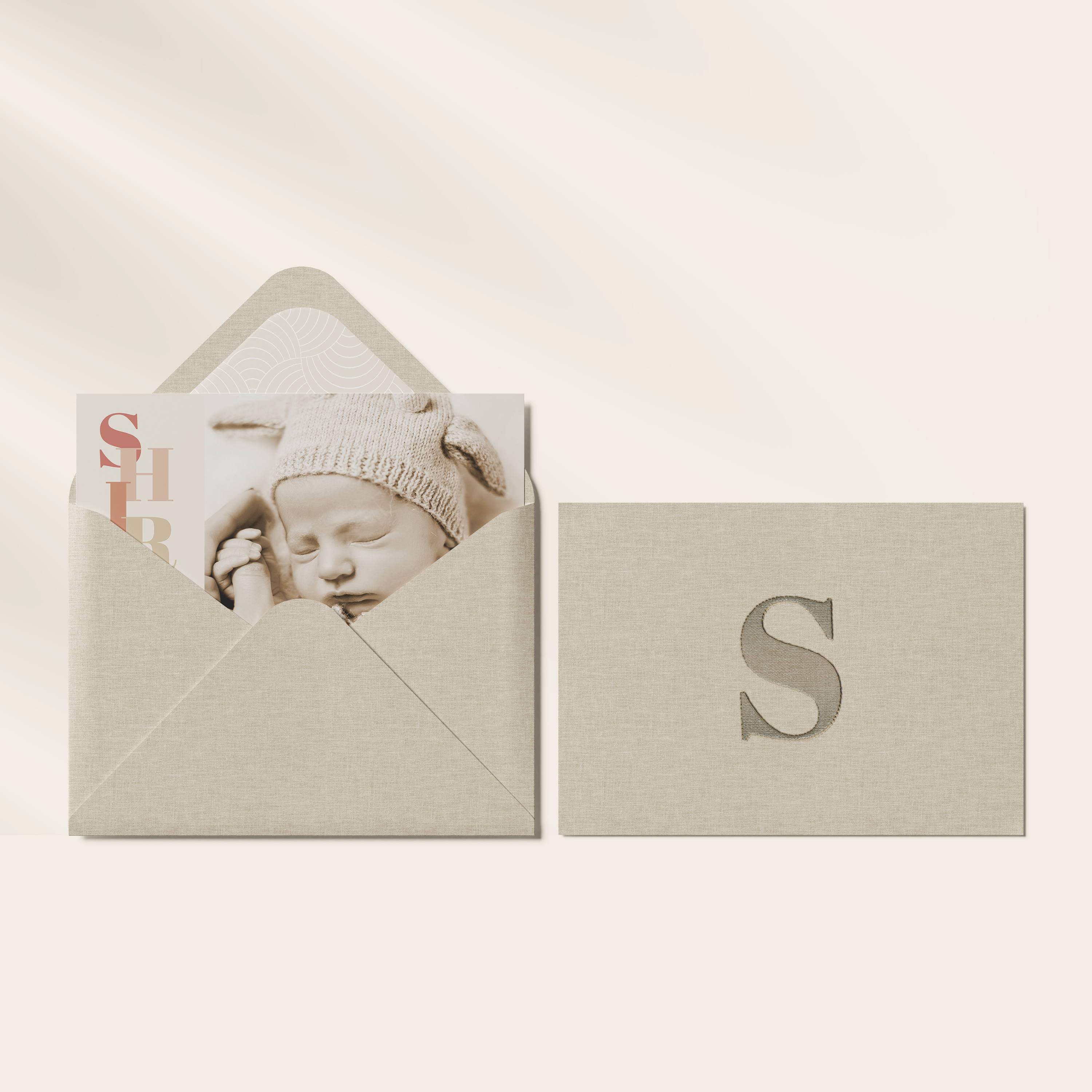 Vintage Baby - Avec ses tons sépia et ses couleurs vieux roses, cette carte deviendra vite nostalgique d'un moment de bonheur partagé avec votre entourage.