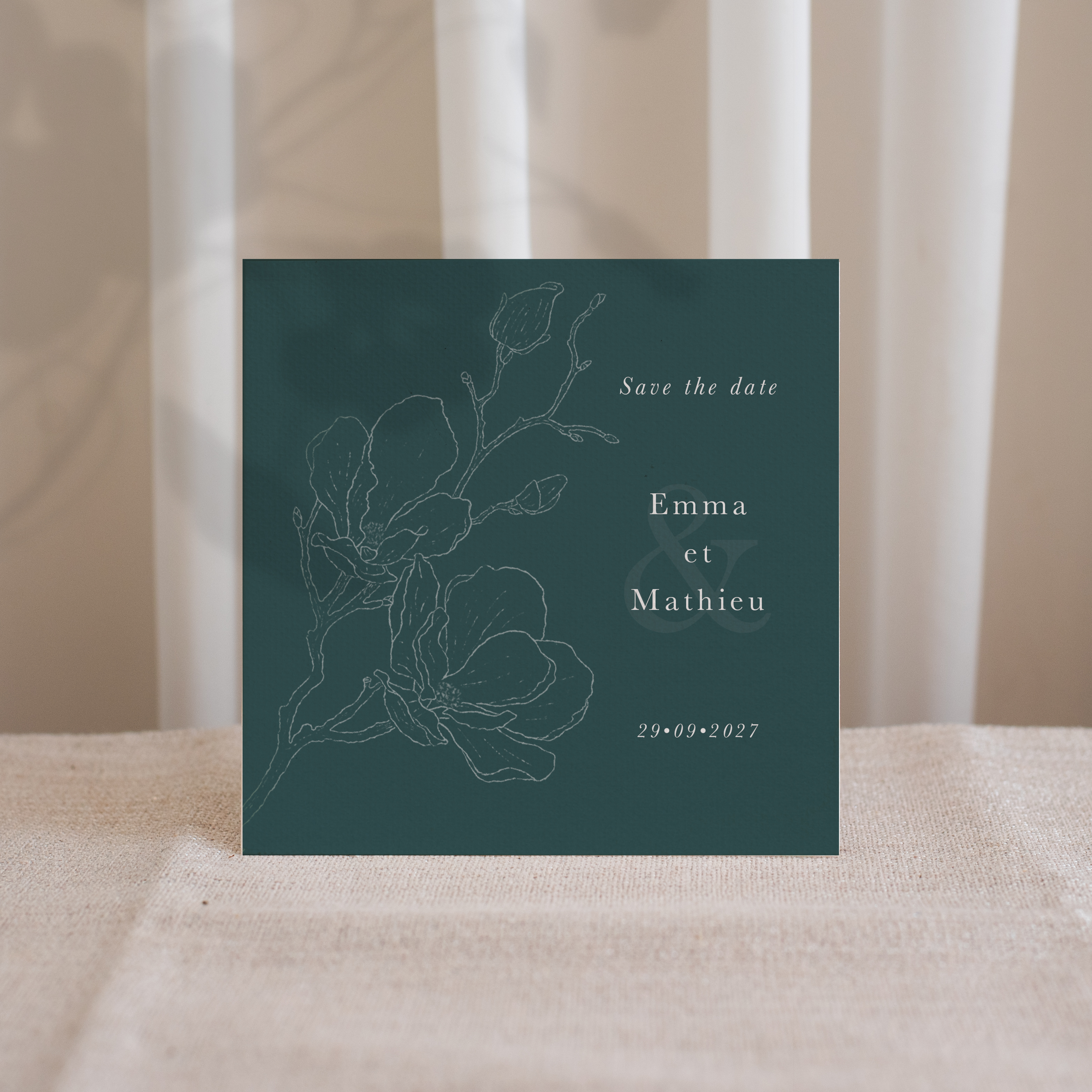 Outline Flower - Découvrez notre carte d'invitation digitale au format carré. Sur un fond vert émeraude, elle arbore des fleurs finement dessinées en relief, conférant une élégance discrète. Alliant simplicité et raffinement, cette carte est idéale pour toutes vos célébrations distinguées.