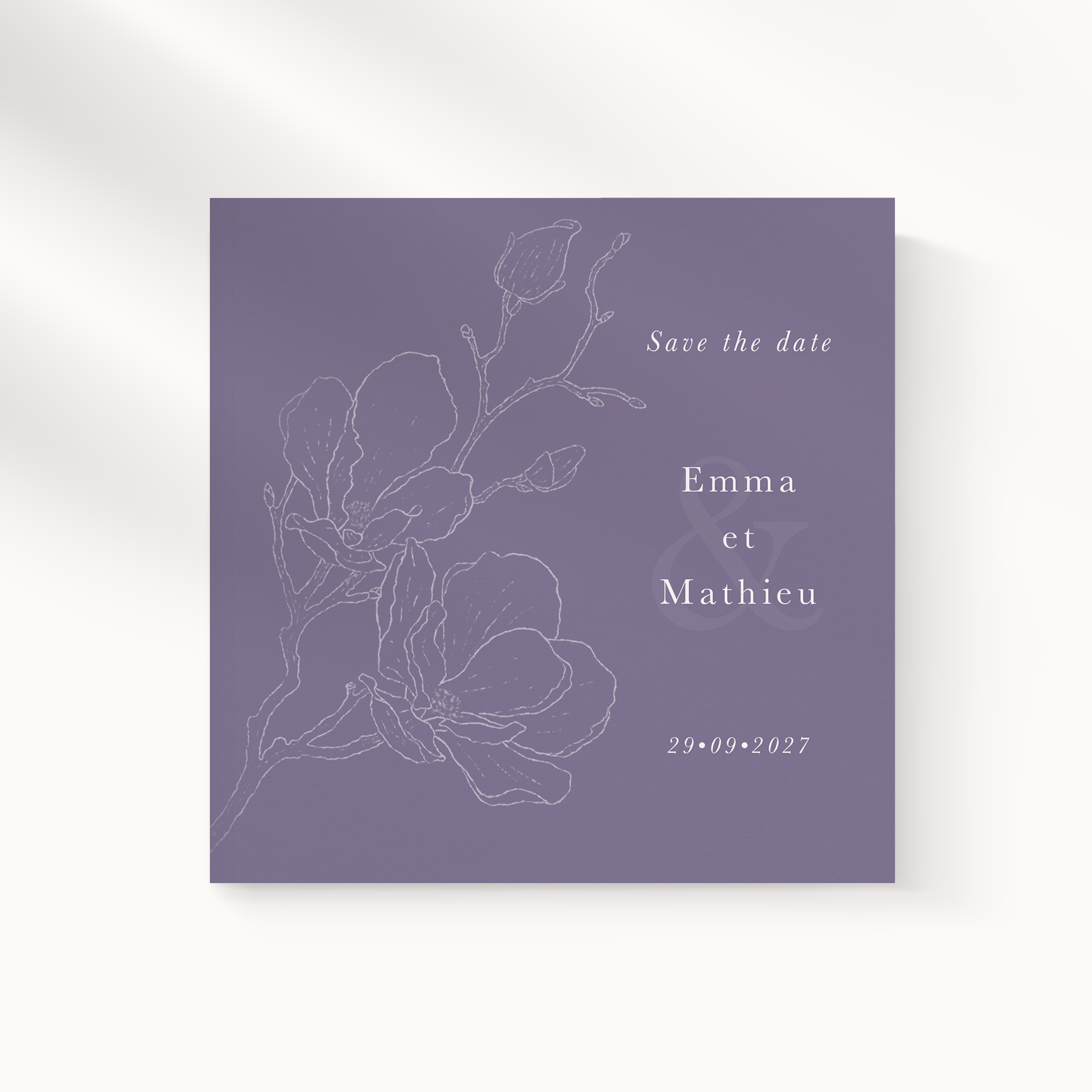 Outline Flower Purple - Sublimez vos invitations avec notre carte digitale au format carré. Son fond parme met en valeur des fleurs finement dessinées en relief, offrant un design à la fois simple et élégant. Parfaite pour toutes occasions, elle incarne raffinement et délicatesse en une seule création.