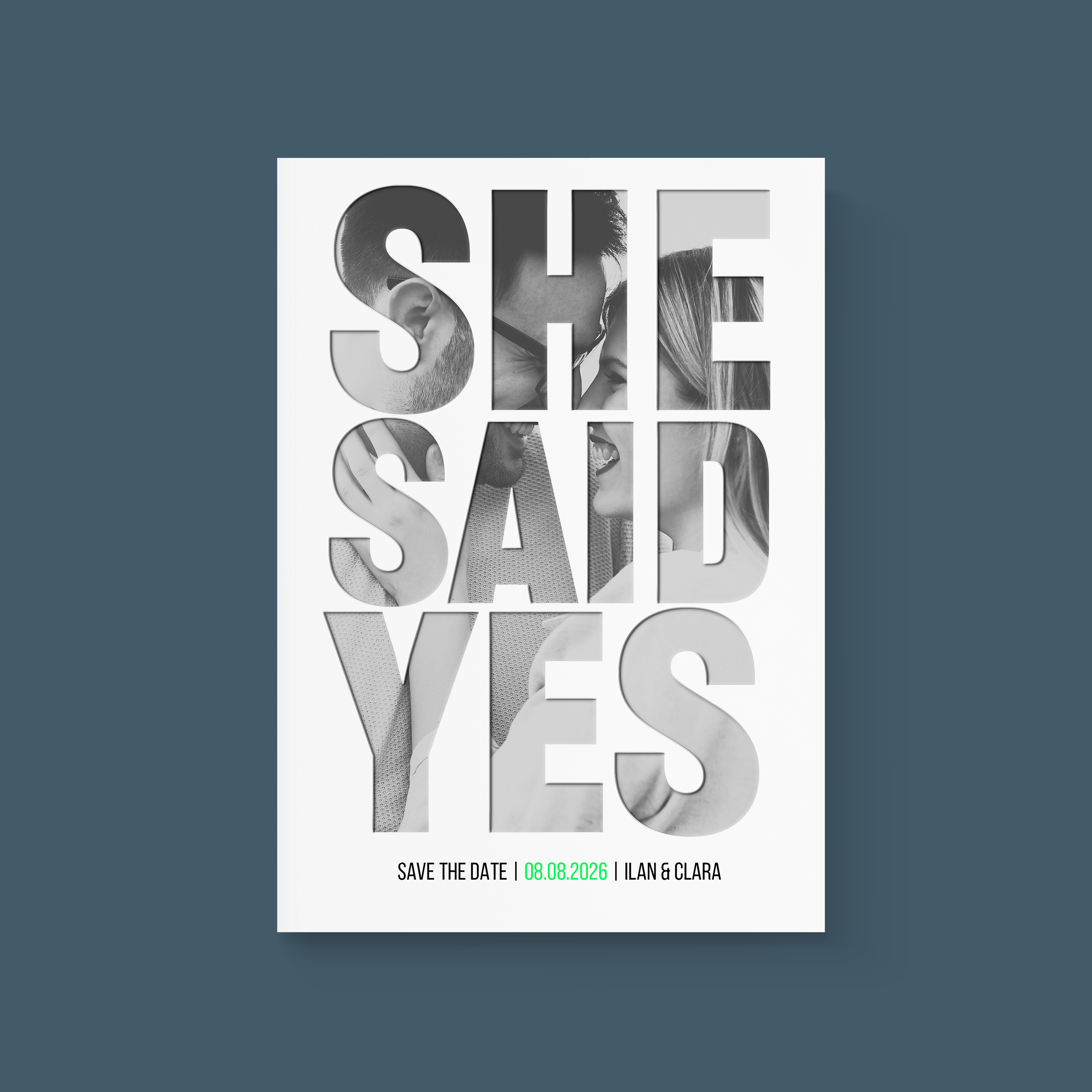 Yes She Said - Dites le tout haut: Elle a dit oui! N'attendez plus pour envoyer votre date à votre entourage!
Une touche de couleur pour rehausser le noir et Blanc, une écriture moderne et attractive ainsi qu'un texte court et concis et vous obtenez une carte parfaite