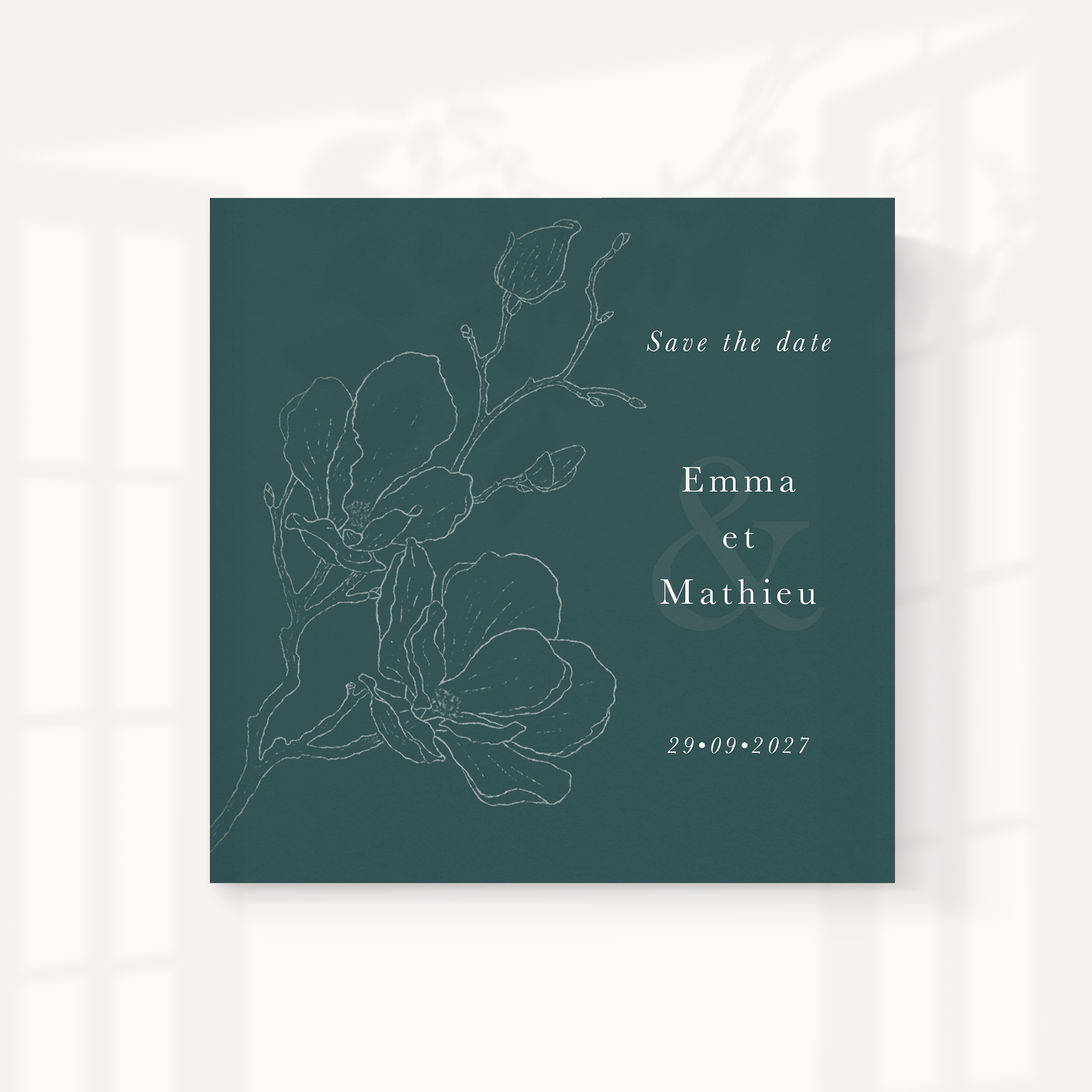 Outline Flower - Découvrez notre carte d'invitation digitale au format carré. Sur un fond vert émeraude, elle arbore des fleurs finement dessinées en relief, conférant une élégance discrète. Alliant simplicité et raffinement, cette carte est idéale pour toutes vos célébrations distinguées.