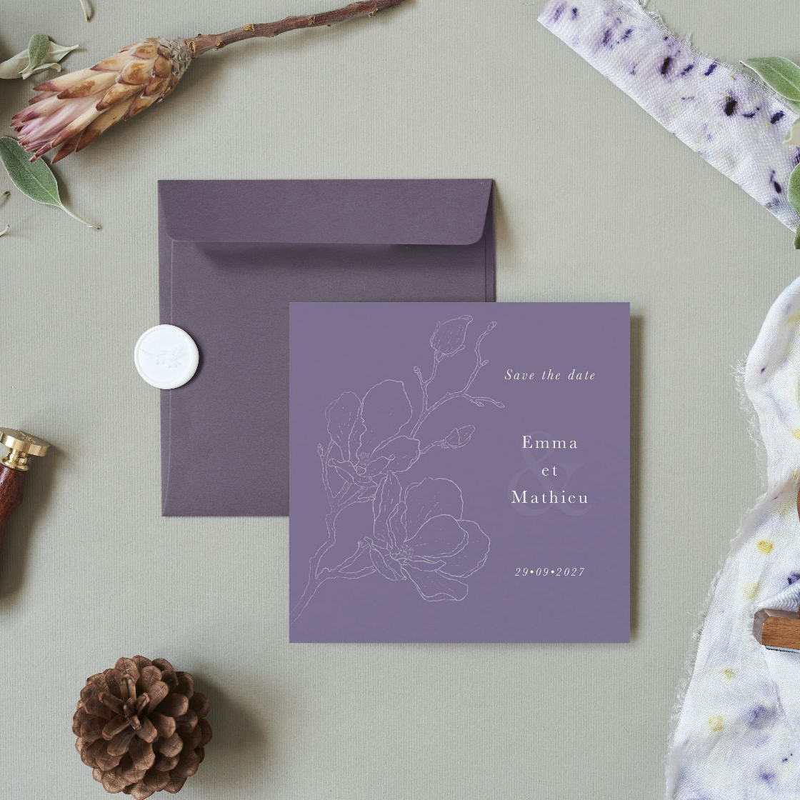Outline Flower Purple - Sublimez vos invitations avec notre carte digitale au format carré. Son fond parme met en valeur des fleurs finement dessinées en relief, offrant un design à la fois simple et élégant. Parfaite pour toutes occasions, elle incarne raffinement et délicatesse en une seule création.