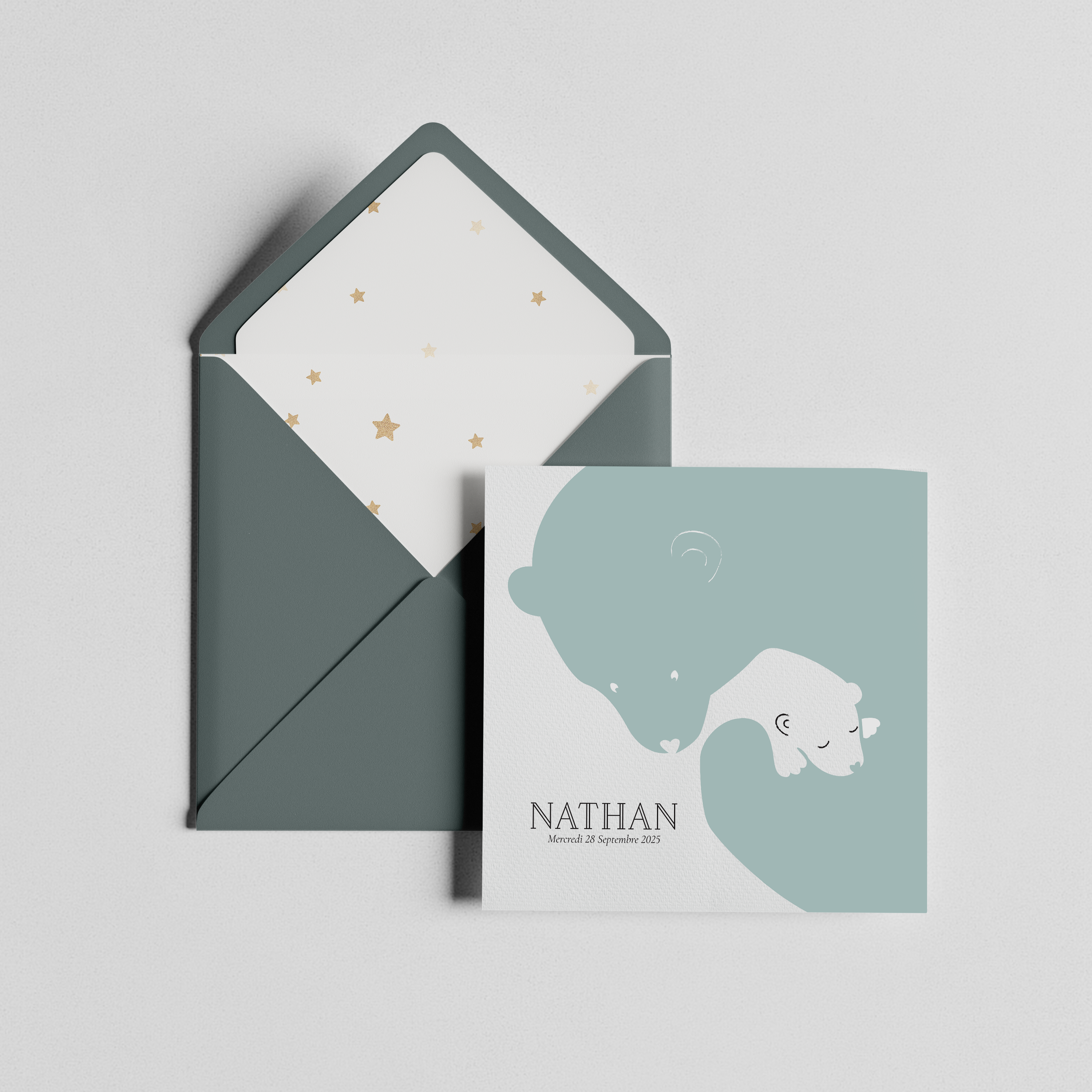 Loving Bear - Cette carte affectueuse et sereine annoncera avec douceur l'arrivée de votre petit cœur au monde.