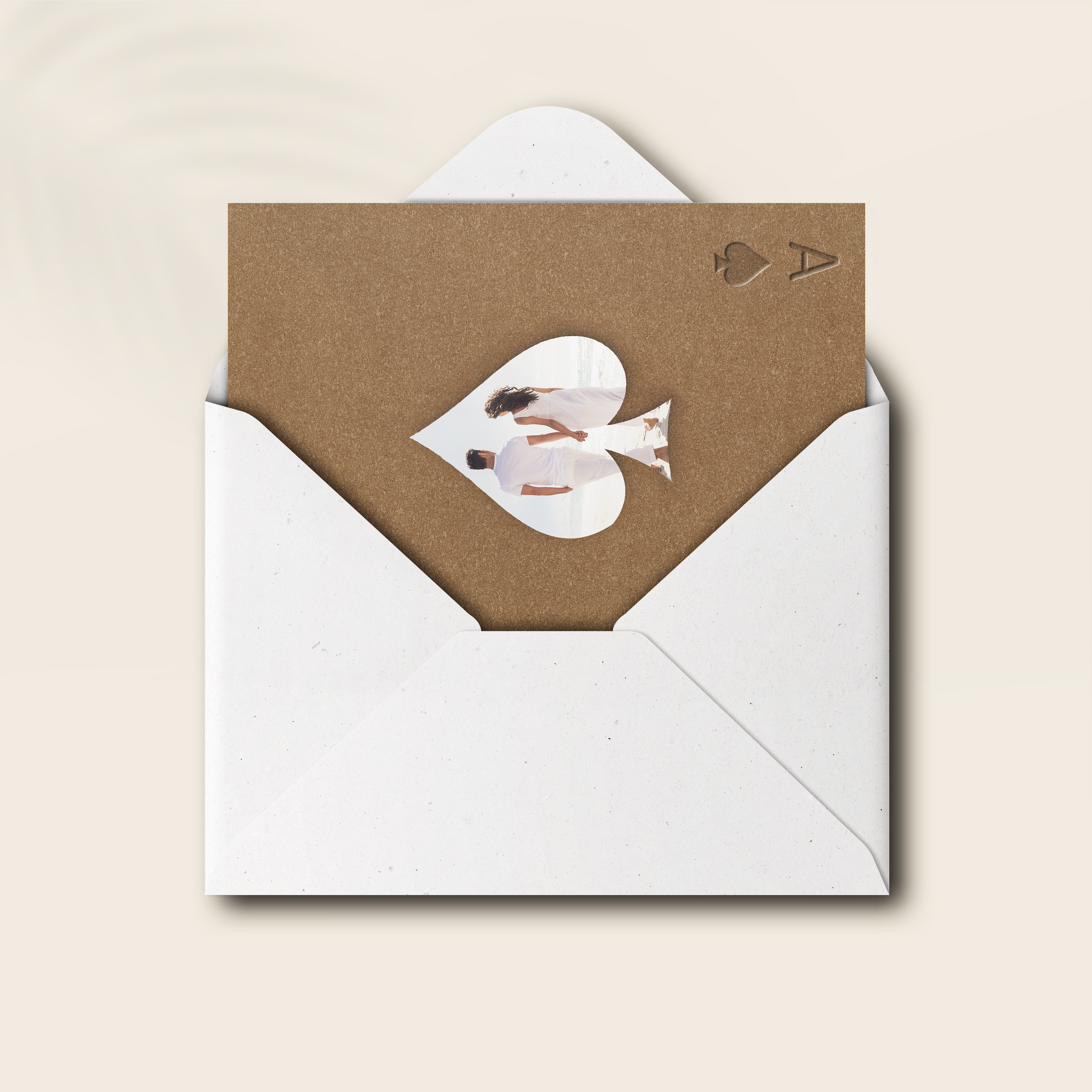 As De Pique - Avec cette carte le succès est assuré. Envoyez cette carte à votre partenaire pour lui montrer la place qu'il/elle occupe dans votre cœur. Le fond Craft ainsi que les couleurs minimalistes de cette carte renvoient tout l'attention sur votre image. Une car