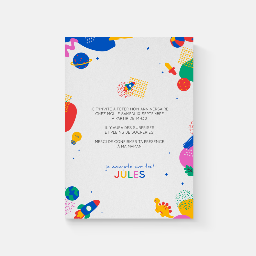 Kikoolol Dice - Annoncez la couleur avec une invitation festive et colorée. Sur cette carte d'invitation pour un anniversaire d'enfant, des illustrations vives de fusées et planètes s'entremêlent pour créer un espace magique où les souhaits d'anniversaire s'envolent. Ajoutez-y votre texte et c'est parti pour faire la fête!